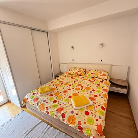 Ana Lux 22